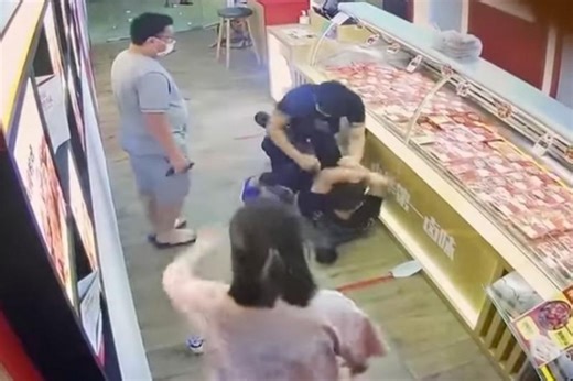 'I will kill you': 2 men brawl in Beach Road mall over staring incident